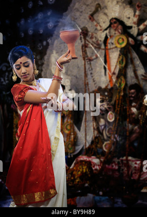 Un Dhunuchi Bengali femme dance Banque D'Images