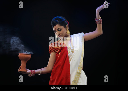 Un Dhunuchi Bengali femme dance Banque D'Images