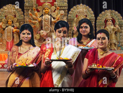 Les femmes Bengali célébrer Durga puja Banque D'Images