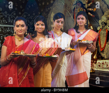 Les femmes Bengali célébrer Durga puja Banque D'Images