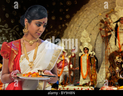 Femme célébrer Durga puja Bengali Banque D'Images