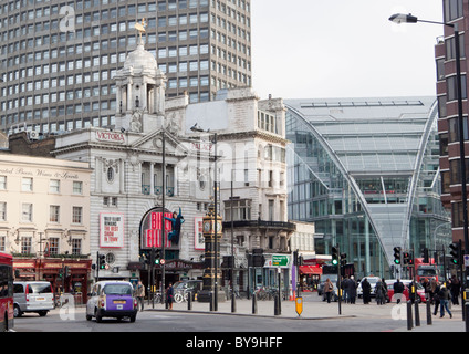 Le Victoria Palace Theatre, Londres et l'architecture de verre courbe 100 Queen Victoria Street Banque D'Images