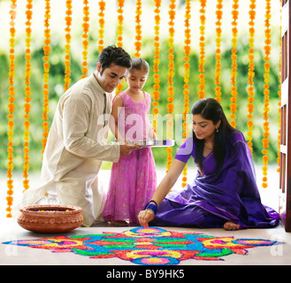 Faire une famille rangoli Banque D'Images