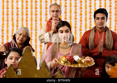 Faisant de la famille une pooja Banque D'Images