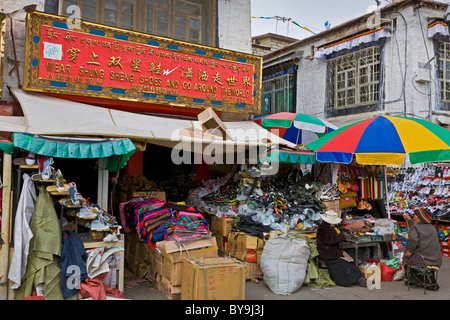 Shung Sheng magasin de chaussures dans le Barkhor Lhassa au Tibet. JMH4662 Banque D'Images