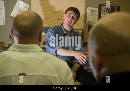 L'auteur du crime Stephen Leather détient un atelier des écrivains pour les prisonniers à la HMP Bristol une prison condamné à perpétuité de la catégorie C Banque D'Images