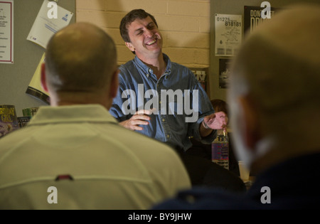 L'auteur du crime Stephen Leather détient un atelier des écrivains pour les prisonniers à la HMP Bristol une prison condamné à perpétuité de la catégorie C Banque D'Images