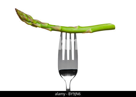 Photo d'une asperge sur une fourchette isolé sur un fond blanc, partie d'une série. Banque D'Images