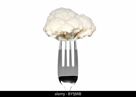 Photo d'un chou-fleur sur une fourchette isolé sur un fond blanc, partie d'une série. Banque D'Images