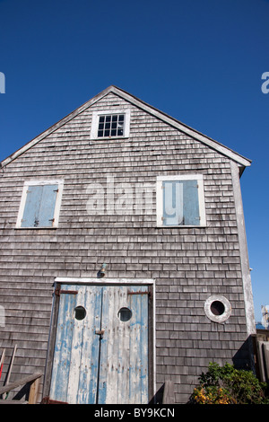 Vieux, vieilli, rustique, maison de bardeaux de cèdre à Cape Cod. Banque D'Images