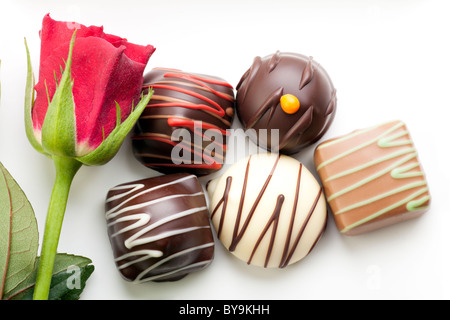 Un peu de romantisme avec une rose rouge et le chocolat bon-bons. Banque D'Images