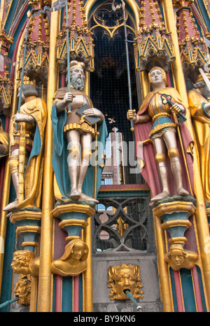 Statues de l'Schroner gothique Bruner fontaine ( la belle fontaine ), Nurnberg, Nuremberg - Allemagne. Banque D'Images