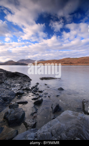 Marée basse expose des roches humides sur les rives du Loch Spelve sur l'île de Mull Banque D'Images