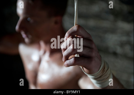 Portrait d'un homme physiquement actifs travaillant dans la salle de sport Banque D'Images