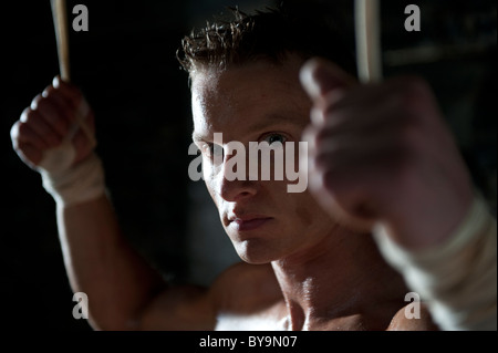 Portrait d'un homme physiquement actifs travaillant dans la salle de sport Banque D'Images