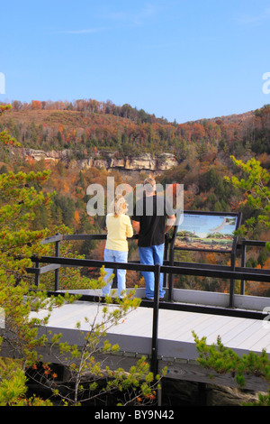 Visiteurs on donnent sur sentier, Lilly Bluffs surplombent, Obed Wild and Scenic River, Lilly Bluffs surplombent, Wartburg, Illinois, USA Banque D'Images