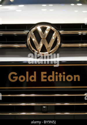 Volkswagen Touareg Gold Edition affichée à la première édition du Qatar Motorshow International lors du sommet de Doha Exhibition Centre Banque D'Images