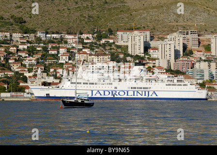 Une belle vue de Jadrolinija Marko Polo car-ferry au port de Gruz. Jadrolinija ferries Bari (Italie)-Dubrovnik-Rijeka... Banque D'Images