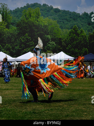 Un jeune danseur châle effectue pendant le pow-wow Cherokee Cherokee, Caroline du Nord. Banque D'Images