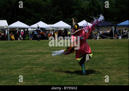 Un jeune danseur Dhawl imite le vol d'un oiseau pendant une compétition à la Cherokee Pow Wow dans Cherokee, Caroline du Nord. Banque D'Images