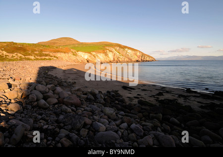 Plage de rochers rochers Minard ombre du château lumière douce soirée comté de Kerry Irlande Banque D'Images