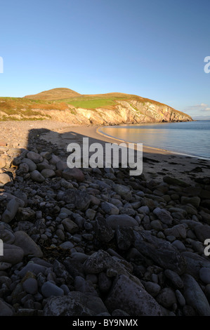 Plage de rochers rochers Minard ombre du château lumière douce soirée comté de Kerry Irlande Banque D'Images