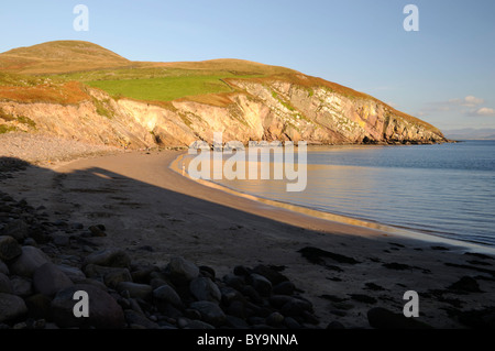 Plage de rochers rochers Minard ombre du château lumière douce soirée comté de Kerry Irlande Banque D'Images