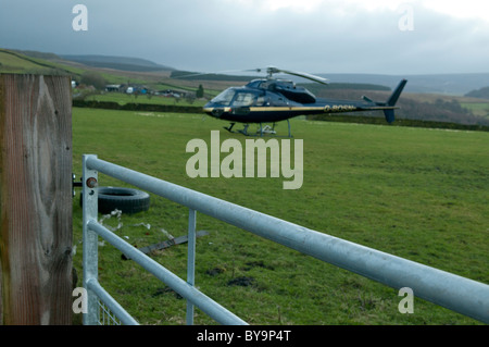 Heli Lift, basé à Oxford, travaillant dans les Pennines Banque D'Images