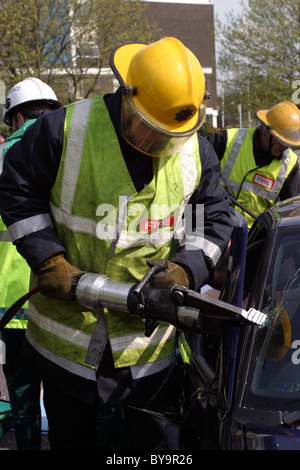 Les pompiers à l'aide d'outils de secours à un accident Banque D'Images