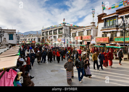 Pèlerins tibétains circumambulating le Barkhor à Lhassa au Tibet dans le sens horaire. JMH4690 Banque D'Images