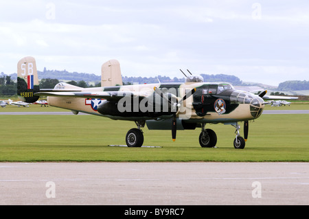 North American B-25J Mitchell de l'USAAF en camouflage sur la piste à l'aérodrome de Duxford Banque D'Images