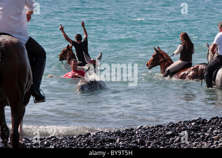 Echelle de cavaliers sur leurs chevaux dans la mer à Adeje dans le cadre de la Fêtes de San Sebastian, Tenerife, Canaries, Espagne Banque D'Images