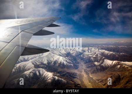 Montagnes reculées de l'Est de l'Himalaya vu de l'avion entre Lhassa au Tibet et à Chengdu, province du Sichuan, Chine. JMH4726 Construisant Banque D'Images