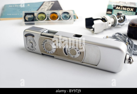 Minox B mini camera espion et accessoires Banque D'Images