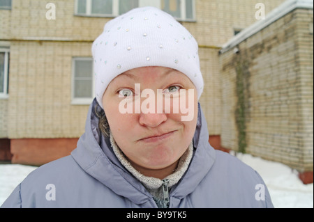 La confusion et le doute sur le visage d'une femme, l'hiver dans la rue dans la région de Moscou, Russie Banque D'Images