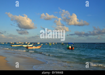 Bateaux sur la plage à Playa Del Carmen Mexique Banque D'Images