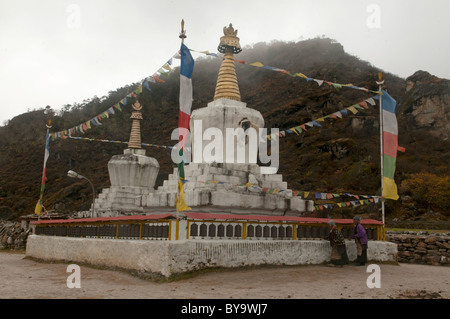 Stupa tibétaine dans le village de Khumjung dans la région de l'Everest Népal Banque D'Images