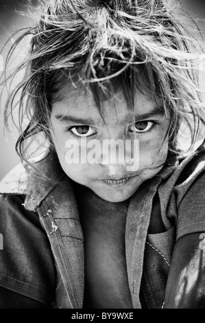 Shy young mauvaise caste inférieure Indian street girl smiling. L'Andhra Pradesh, Inde. Le noir et blanc Banque D'Images