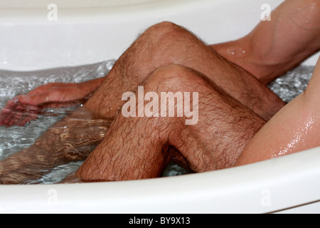 L'homme dans une baignoire Banque D'Images