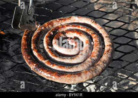 Sud-africain traditionnel appelé saucisses boerewors ou tout simplement d'être grillé sur un wors Braai traditionnel Banque D'Images