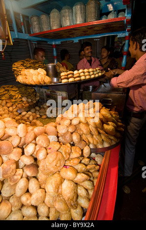 Un Dahi / Panu Puri, wc séparés dans la vieille ville de Lucknow. Banque D'Images