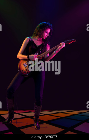 Jeune femme jouant de la guitare Banque D'Images