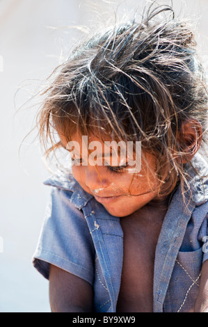 Shy young mauvaise caste inférieure Indian street girl smiling. L'Andhra Pradesh, Inde Banque D'Images