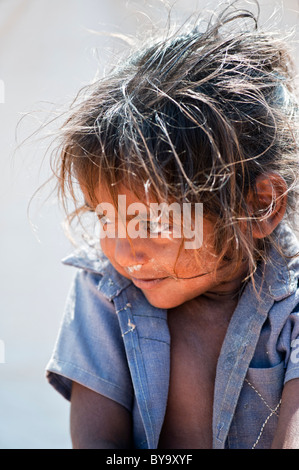 Shy young mauvaise caste inférieure Indian street girl smiling. L'Andhra Pradesh, Inde Banque D'Images