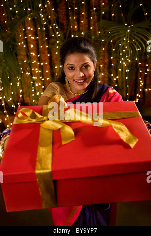 Portrait of a woman holding a gift Banque D'Images