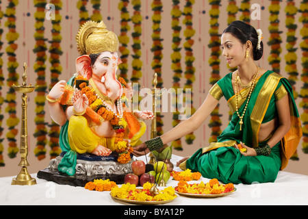 L'exécution d'une femme pooja Banque D'Images