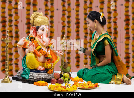 L'exécution d'une femme pooja Banque D'Images