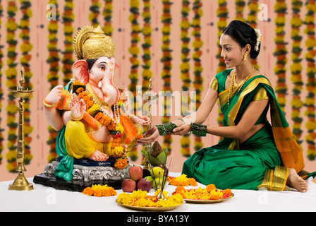 L'exécution d'une femme pooja Banque D'Images