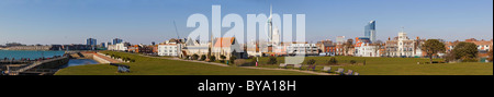 Panorama de l'église de la garnison royale avec Portsmouth, Domus Dei, Spinnaker Tower, bastion du roi moat et le bord de l'eau millénaire Banque D'Images