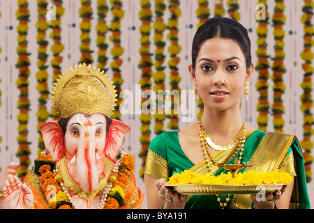 Portrait d'une femme effectuant une pooja Banque D'Images